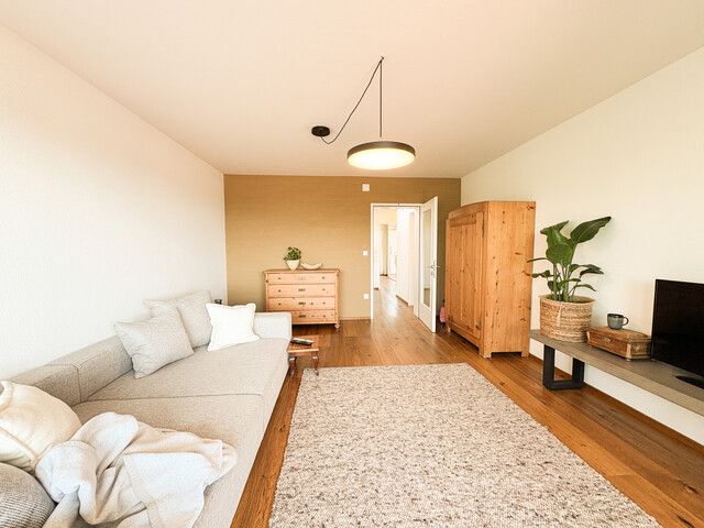 Renovierte 3,5-Zimmer-Wohnung mit zwei Balkonen und Garage