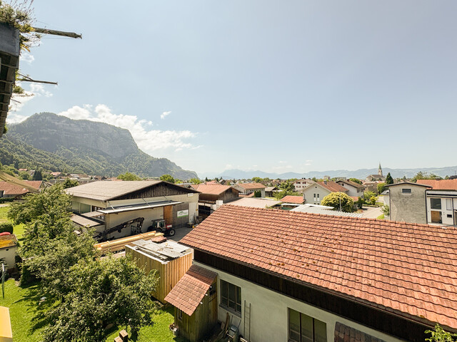 Renovierte 3,5-Zimmer-Wohnung mit zwei Balkonen und Garage