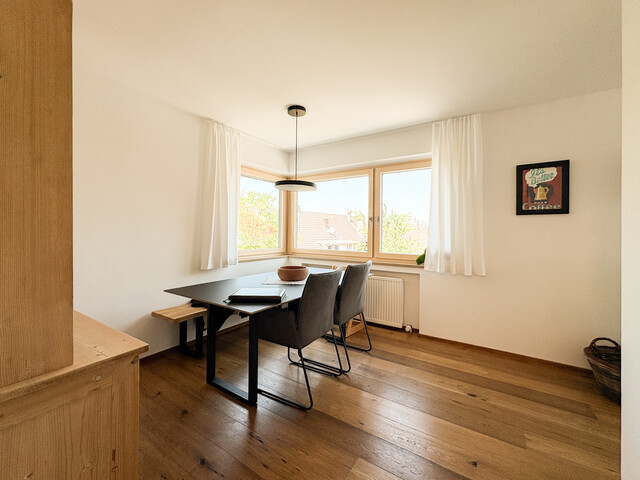 Renovierte 3,5-Zimmer-Wohnung mit zwei Balkonen und Garage