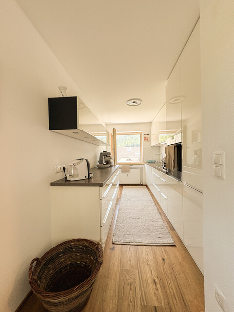 Renovierte 3,5-Zimmer-Wohnung mit zwei Balkonen und Garage