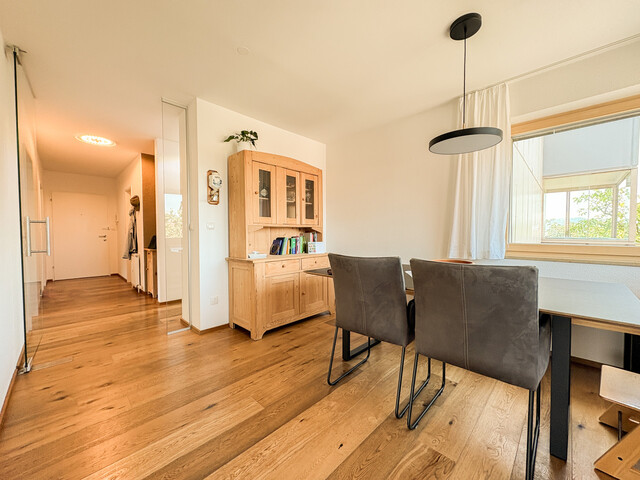 Renovierte 3,5-Zimmer-Wohnung mit zwei Balkonen und Garage