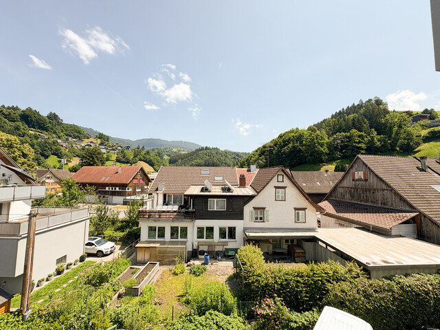 Renovierte 3,5-Zimmer-Wohnung mit zwei Balkonen und Garage