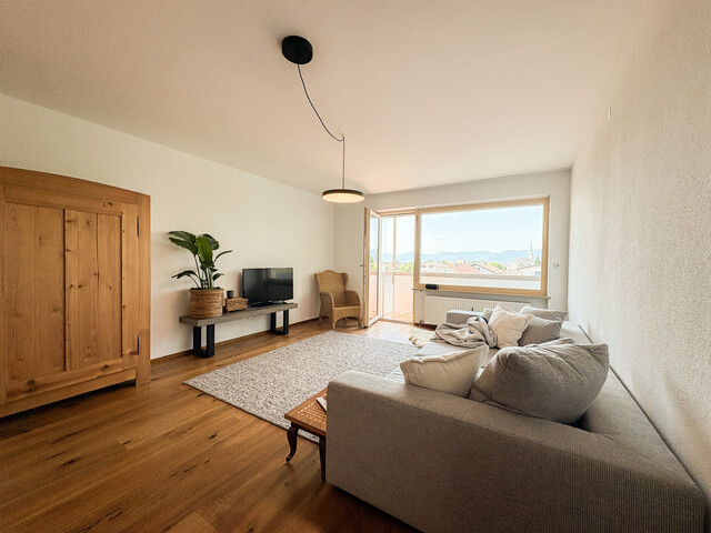 Renovierte 3,5-Zimmer-Wohnung mit zwei Balkonen und Garage