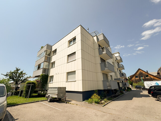 Renovierte 3,5-Zimmer-Wohnung mit zwei Balkonen und Garage