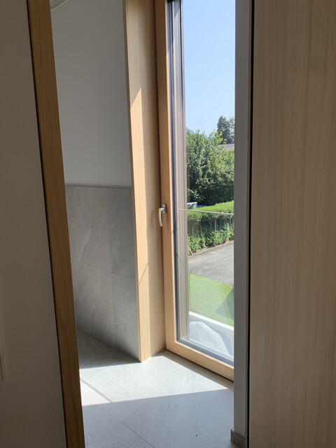 Neubau: Modernes möbliertes Appartement in zentraler Lage