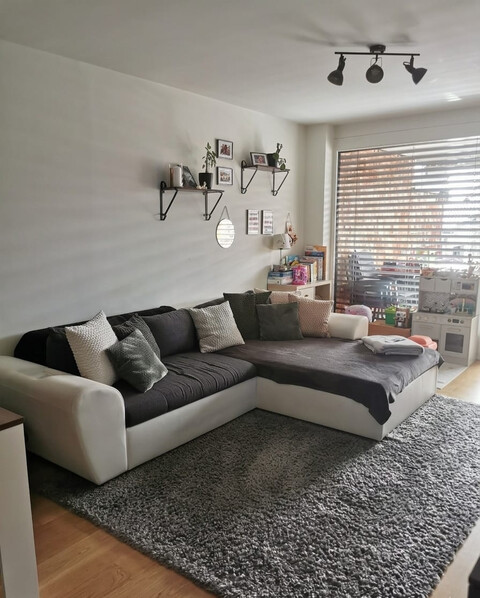 Charmante neuwertige 2 Zi-Wohnung im 1 Stock, Balkon mit Markise, Tiefgaragenplatz und Kellerabteil