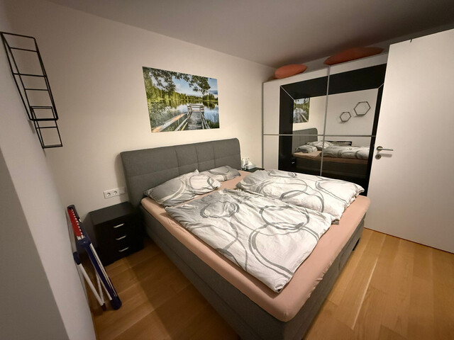 Charmante neuwertige 2 Zi-Wohnung im 1 Stock, Balkon mit Markise, Tiefgaragenplatz und Kellerabteil