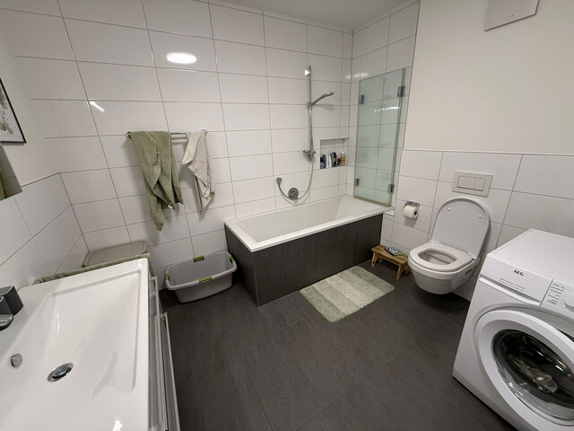 Charmante neuwertige 2 Zi-Wohnung im 1 Stock, Balkon mit Markise, Tiefgaragenplatz und Kellerabteil