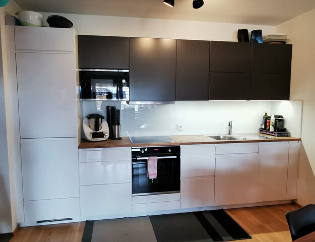 Charmante neuwertige 2 Zi-Wohnung im 1 Stock, Balkon mit Markise, Tiefgaragenplatz und Kellerabteil