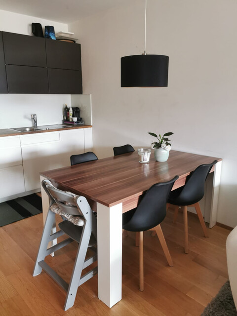 Charmante neuwertige 2 Zi-Wohnung im 1 Stock, Balkon mit Markise, Tiefgaragenplatz und Kellerabteil