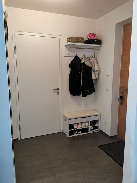 Charmante neuwertige 2 Zi-Wohnung im 1 Stock, Balkon mit Markise, Tiefgaragenplatz und Kellerabteil