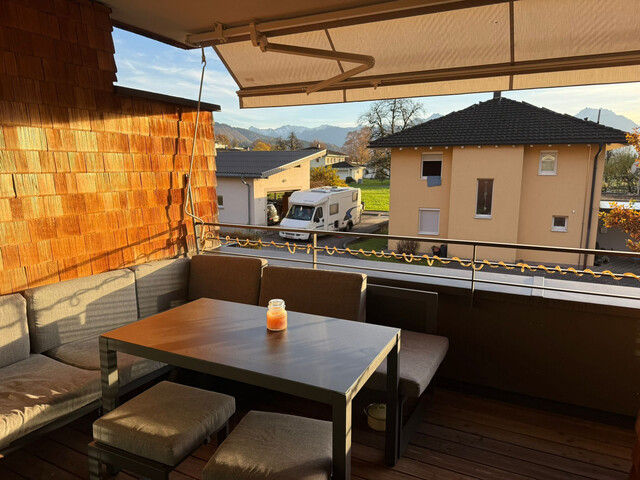 Charmante neuwertige 2 Zi-Wohnung im 1 Stock, Balkon mit Markise, Tiefgaragenplatz und Kellerabteil