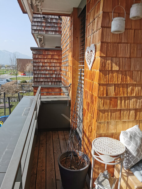 Charmante neuwertige 2 Zi-Wohnung im 1 Stock, Balkon mit Markise, Tiefgaragenplatz und Kellerabteil