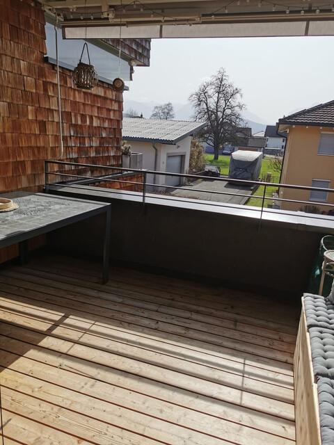 Charmante neuwertige 2 Zi-Wohnung im 1 Stock, Balkon mit Markise, Tiefgaragenplatz und Kellerabteil