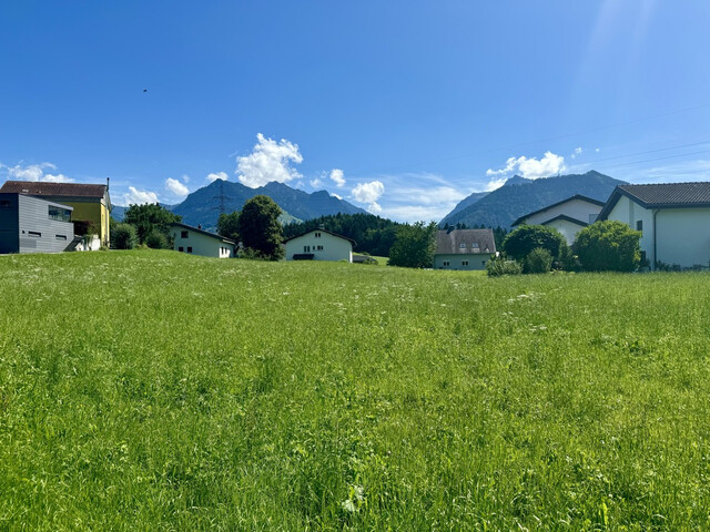 sonnig & ruhig gelegenes Grundstück mit Teilungsmöglichkeit zu verkaufen