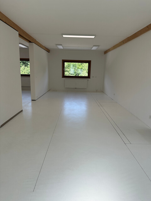 Helle Geschäftsräumlichkeit im 1. OG in zentraler Lage zu vermieten