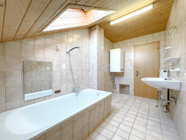 Sonnige 3,5-Zimmer-Dachgeschosswohnung mit Garage in ruhiger Lage in Hard