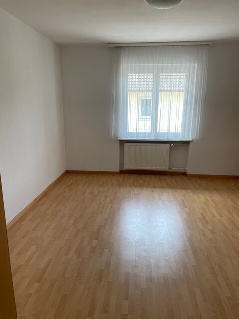 geräumige, helle   4 Zimmer Wohnung   mit separater Küche, Balkon, großes Bad