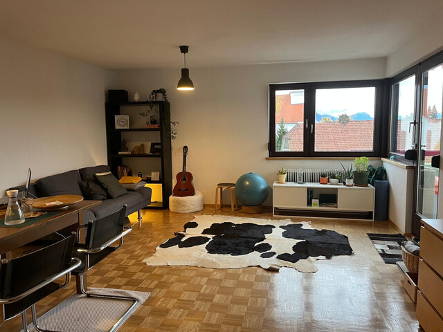 Gepflegte Dachgeschosswohnung mit Garage, Balkon und Keller in zentraler Lage!