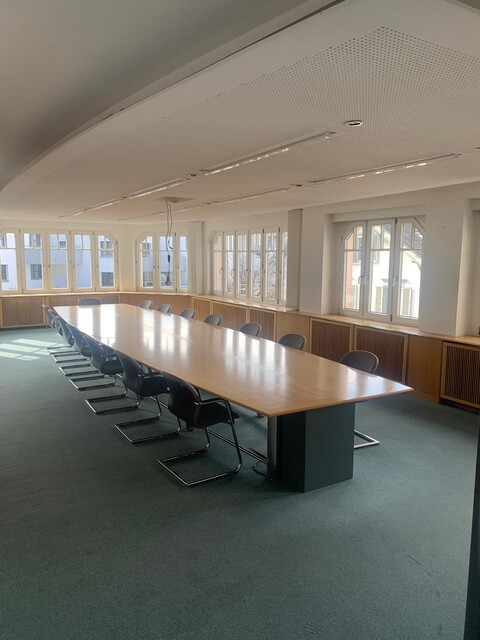 Geschäfts/Verkaufs und Büroräume in sehr prominenter und gut sichtbarer Lage, 11 Parkplätze!