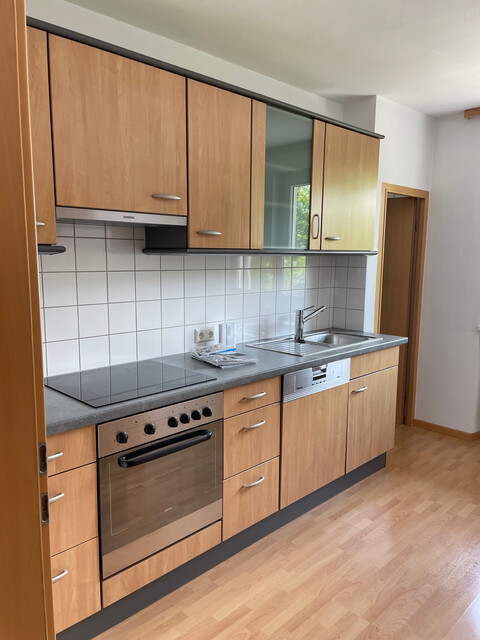 geräumige, helle   4 Zimmer Wohnung   mit separater Küche, Balkon, großes Bad