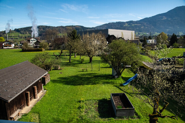 Vier-Zimmer-Wohnung in Zweifamilienhaus mit großem Garten