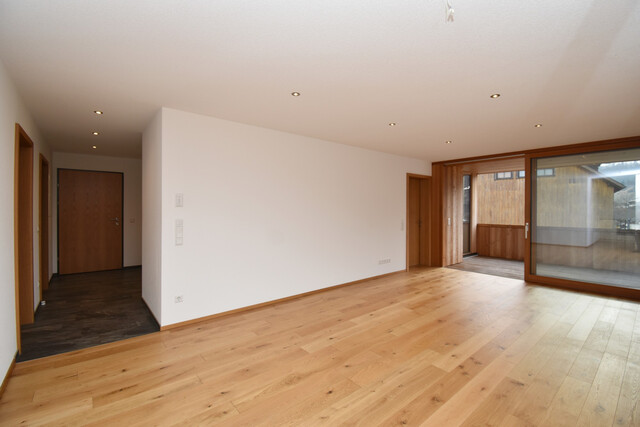 Neuwertige 4-Zimmer Wohnung in zentraler Lage