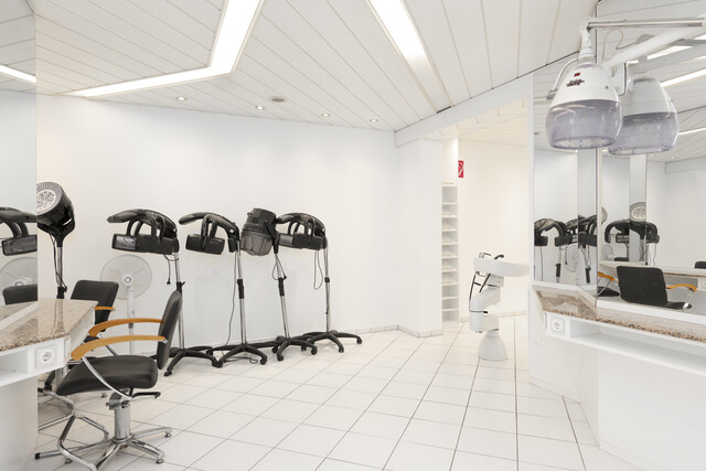 Salonfläche in Bestlage Dornbirn - Friseurstühle einzeln zu vermieten