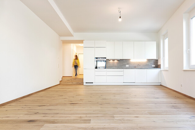 Luxuriöse 3 Zimmer Gartenwohnung in Stickerei Villa Raumhöhe 3m mit überdachter Terrasse und Privatgarten & Carport - Top Ausstattung!