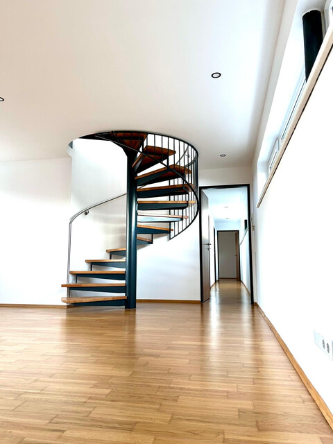 Tolle 5-Zimmer-Wohnung 120 m² mit Dachterrasse und 2 Carports 