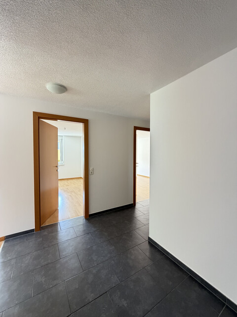 Schöne und sonnige  3-Zimmer-Wohnung mit 2 Tiefgaragenplätzen