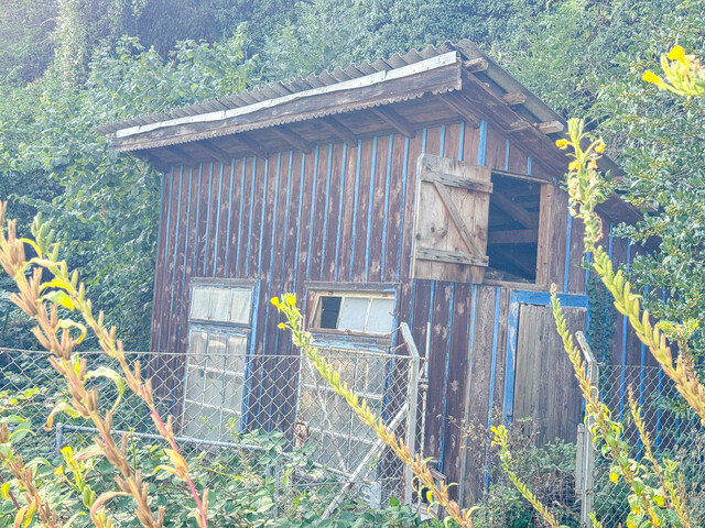 Renovierungsbedürftiges Haus mit vielseitigem Entwicklungspotenzial!