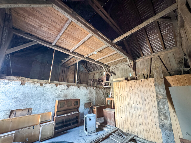Renovierungsbedürftiges Haus mit vielseitigem Entwicklungspotenzial!
