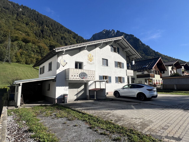 GERÄUMIGES HAUS IN ZENTRALER LAGE!
