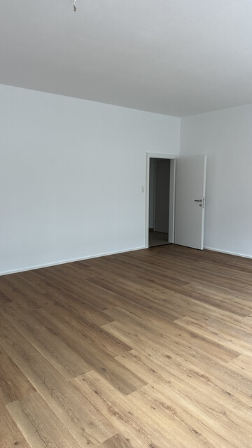 Neu sanierte, geräumige und barrierefreie 3,5 Zimmer Wohnung im 1. OG mitten in Bluden