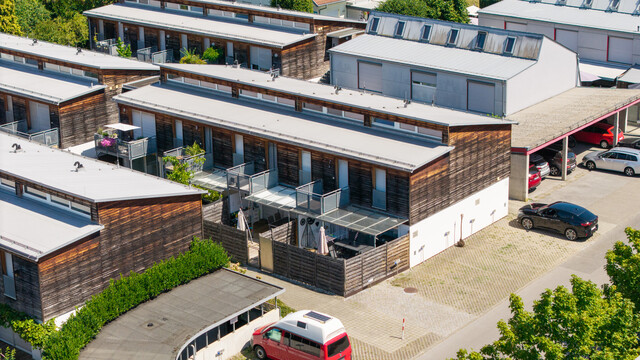 Attraktive Wohnung mit Reihenhauscharakter – großzügiges Wohnzimmer, Terrasse & Balkon