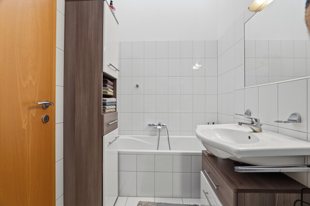 Attraktive Wohnung mit Reihenhauscharakter – großzügiges Wohnzimmer, Terrasse & Balkon