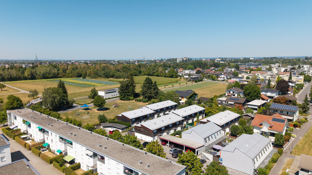 Attraktive Wohnung mit Reihenhauscharakter – großzügiges Wohnzimmer, Terrasse & Balkon