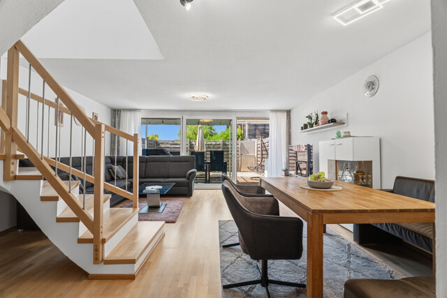Attraktive Wohnung mit Reihenhauscharakter – großzügiges Wohnzimmer, Terrasse & Balkon