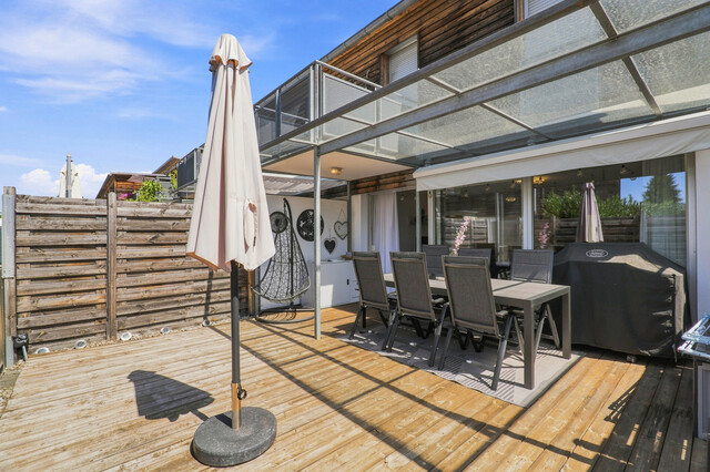 Attraktive Wohnung mit Reihenhauscharakter – großzügiges Wohnzimmer, Terrasse & Balkon