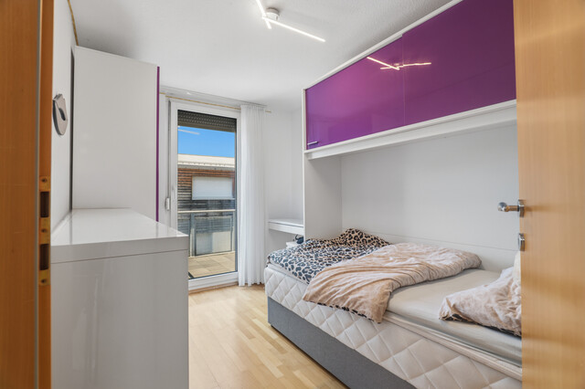 Attraktive Wohnung mit Reihenhauscharakter – großzügiges Wohnzimmer, Terrasse & Balkon