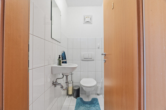Attraktive Wohnung mit Reihenhauscharakter – großzügiges Wohnzimmer, Terrasse & Balkon