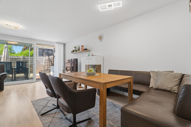 Attraktive Wohnung mit Reihenhauscharakter – großzügiges Wohnzimmer, Terrasse & Balkon