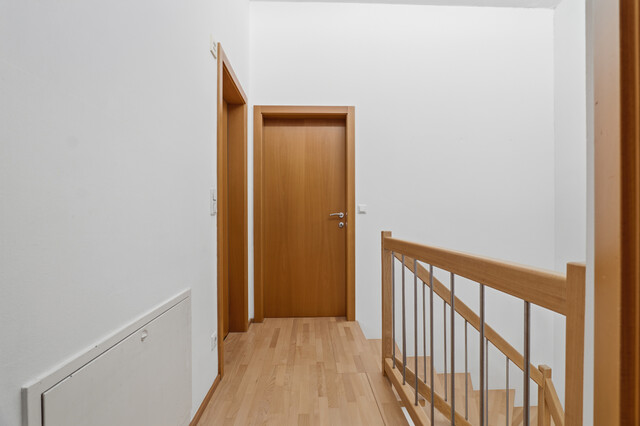 Attraktive Wohnung mit Reihenhauscharakter – großzügiges Wohnzimmer, Terrasse & Balkon