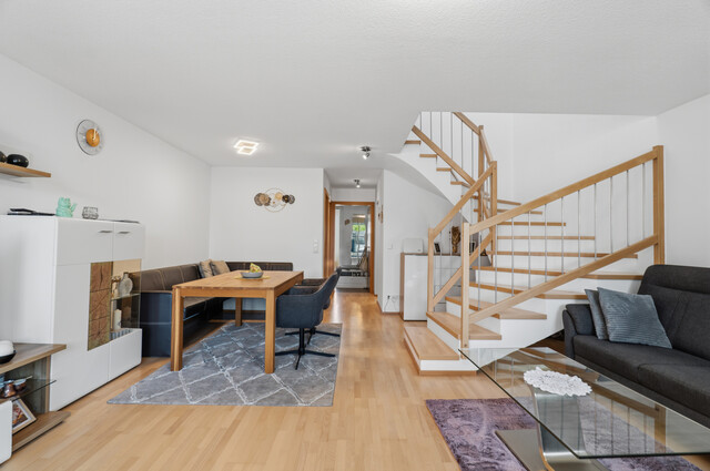 Attraktive Wohnung mit Reihenhauscharakter – großzügiges Wohnzimmer, Terrasse & Balkon