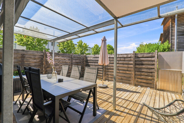 Attraktive Wohnung mit Reihenhauscharakter – großzügiges Wohnzimmer, Terrasse & Balkon