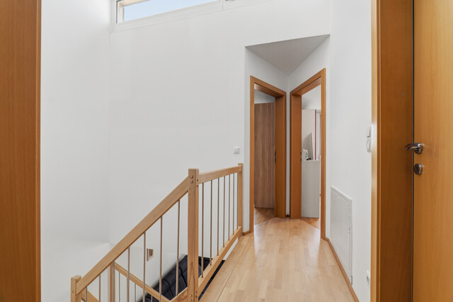 Attraktive Wohnung mit Reihenhauscharakter – großzügiges Wohnzimmer, Terrasse & Balkon