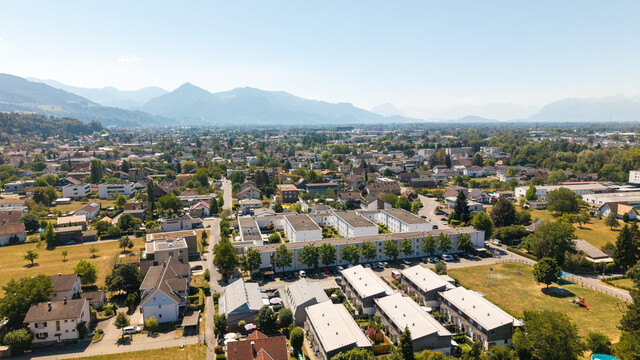 Attraktive Wohnung mit Reihenhauscharakter – großzügiges Wohnzimmer, Terrasse & Balkon