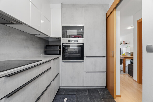 Attraktive Wohnung mit Reihenhauscharakter – großzügiges Wohnzimmer, Terrasse & Balkon