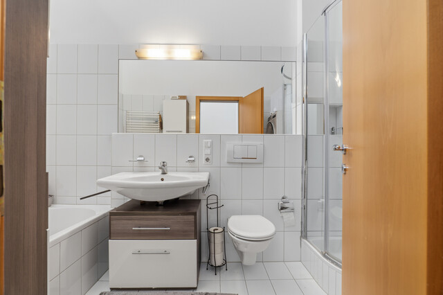 Attraktive Wohnung mit Reihenhauscharakter – großzügiges Wohnzimmer, Terrasse & Balkon